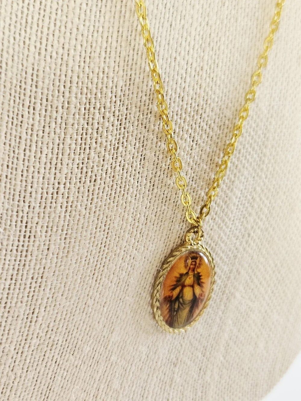 Vintage Virgin Mary Gold Tone Religious Prayer Medal Pendant Chain Necklace